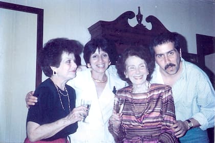 Niní rodeada de sus afectos: su hija Angela Dora Edelmann y sus nietos Marina y Carlos Eduardo Gamallo