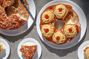 Ninina, ofrece dos variantes de rosca; la primera es una versión tradicional que lleva una suave crema pastelera; la segunda destaca por su relleno de pasta casera de almendras naturales, decorada con láminas de este fruto seco y cáscaras de naranja glaseada