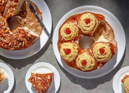 Ninina, ofrece dos variantes de rosca; la primera es una versión tradicional que lleva una suave crema pastelera; la segunda destaca por su relleno de pasta casera de almendras naturales, decorada con láminas de este fruto seco y cáscaras de naranja glaseada