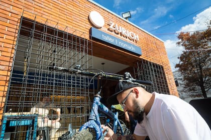 Ninja, artista urbano, fue convocado por Zurich para intervenir las bicicletas o skates de quienes pasan por el Taller nomADN