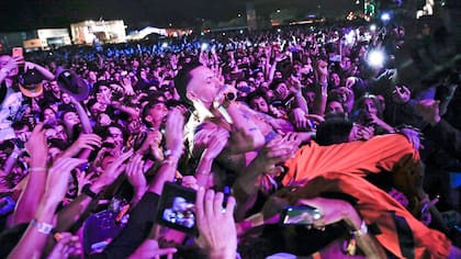 Ninja de Die Antwoord a pleno mosh