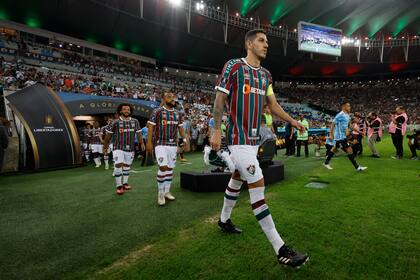 Nino, capitán de Fluminense, encabeza el ingreso de su equipo en un partido de la Copa. Su presencia en la final es una duda