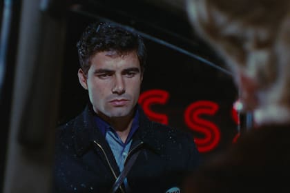 Nino Castelnuovo en Los paraguas de Cherburgo, su primer gran papel protagónico en el cine
