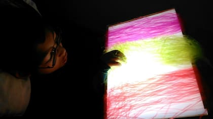 Niño con baja visión trabajando con texturas y luz