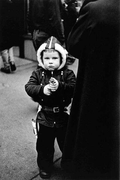 Niño con campera con capucha apuntando un arma, Ciudad de Nueva York 1957 Impresión en gelatina de plata The Metropolitan Museum of Art © The Estate of Diane Arbus, LLC. Todos los derechos reservados