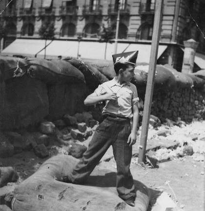 Niño con gorra de la Federación Anarquista Ibérica.