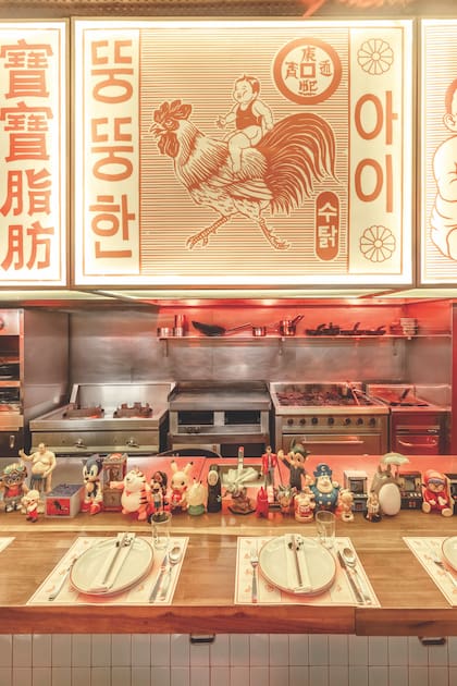 Niño Gordo: un restaurante asiático inspirado en la comida callejera con luces de neón y peceras con medusas artificiales.