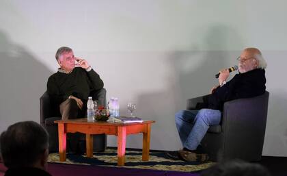 Nino Ramella y Juan Sasturain, el primer autor en publicar un texto breve en "La Palabra Precisa"