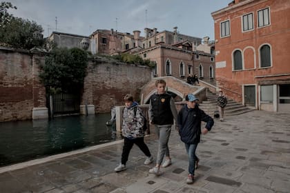 Niños caminan a la escuela en Venecia. La vida es más segura hoy gracias a Mose, pero el futuro de la ciudad italiana es precario para las próximas generaciones.