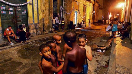 Niños cubanos juegan en las calles del barrio de La Habana Vieja, en la capital