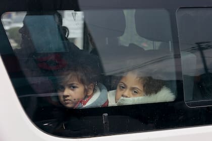 Niños de etnia armenia miran por la ventana de un auto a su llegada a la ciudad de Goris, en la región de Syunik, en Armenia, el lunes 25 de septiembre de 2023. (AP Foto/Vasily Krestyaninov)