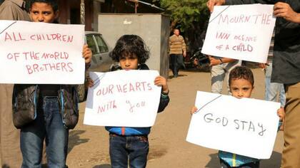 Niños egipcios se solidarizan con las víctimas. "Todos los niños del mundo (son) hermanos" y "nuestros corazones (están) con ustedes"