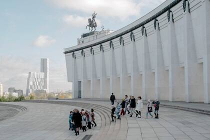 Niños en edad escolar afuera del museo de la Segunda Guerra Mundial en Moscú el jueves 13 de octubre de 2022