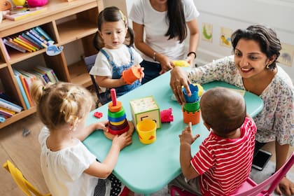 El sueldo de los maestros en florida supera los US$48 mil anuales y durante la temporada 2024-2025 tendrá un incremento