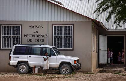 Niños en el patio del orfanato Maison La Providence de Dieu en Ganthier, Croix-des-Bouquets, Haití, donde una banda secuestró a 17 misioneros de una organización estadounidense