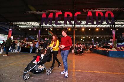 Padres con sus hijos en la Feria Masticar