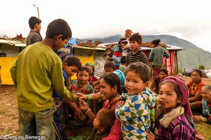Niños en Laprak, distrito de Gorkha, el epicentro del terremoto de Nepal en 2015