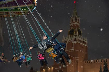 Niños en una atracción navideña en la plaza Roja de Moscú, el jueves 25 de diciembre