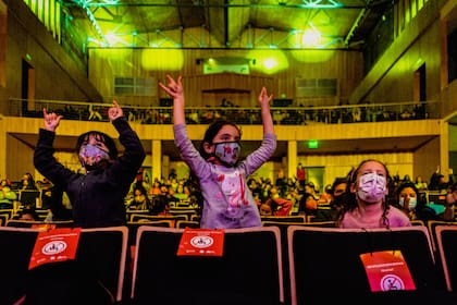 Niños felices por volver al teatro, en la Usina del Arte