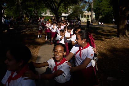 Niños juegan durante una actividad escolar en un parque de La Habana, Cuba, el 10 de marzo de 2026