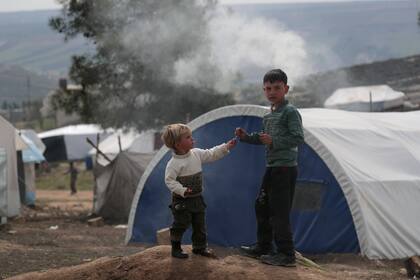 Niños juegan en un campamento de desplazados internos en Azaz, Siria