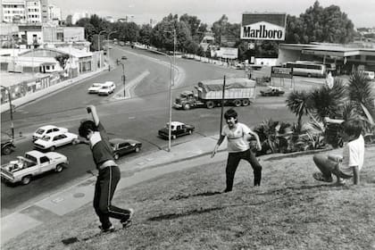 Niños jugando en la lomada en el Parque Lezama de 1991