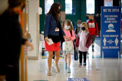 Niños llegan a su escuela en la Primaria Elemental Lee en Massachusetts