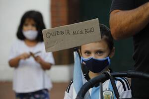 “La marcha de los alumnos”: decenas de niños, niñas y adolescentes protestan con sus familias frente a Olivos