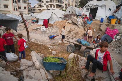 Niños palestinos en un campamento en medio de las ruinas en Ciudad Gaza