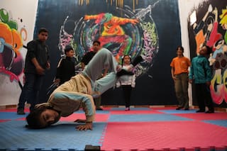 Niños palestinos hacen breakdancing para aliviar el estrés de la guerra
