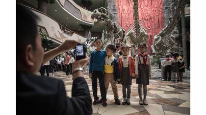Niños posan para una foto en el Museo de Historia Natural en Pyongyang