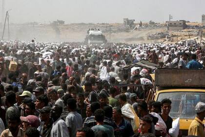 La distribución de ayuda humanitaria genera tensas y peligrosas multitudes en la Franja de Gaza.