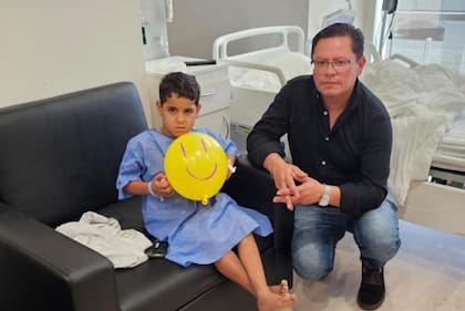 Saray también visitó niños refugiados palestinos en un hospital pediátrico en Egipto.