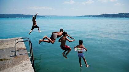 Niños saltando al estrecho de Bósforo