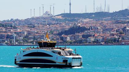 Un ferry en el estrecho de Bósforo