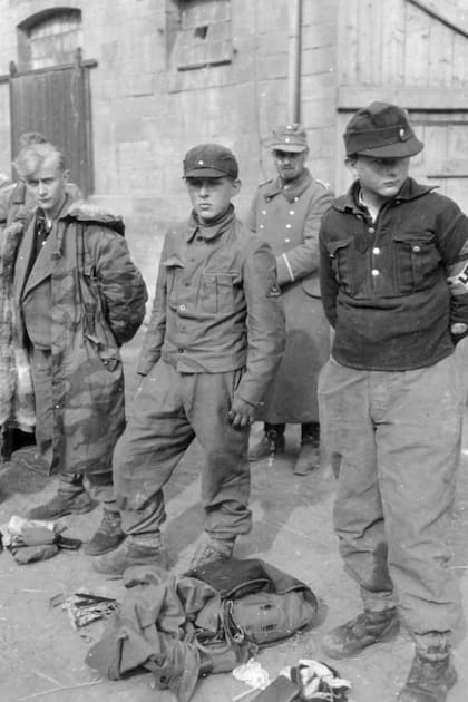 Niños soldados alemanes tomados prisioneros en el año 1945
