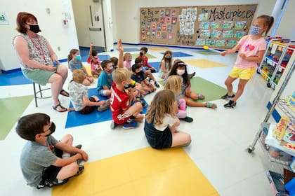 Niños visten mascarillas para protegerse del coronavirus en una escuela en Rye, Nueva York. 