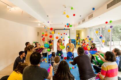 Niños y adultos participan en un taller musical en el Museo de Arte Moderno de Buenos Aires