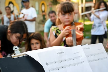 Niños y niñas que dan sus primeros pasos en la música gracias a las orquestas sociales