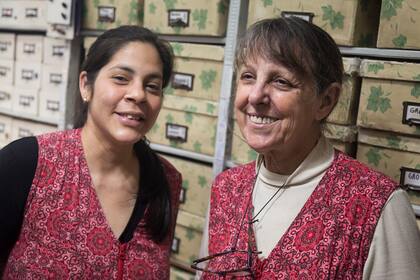 Nisa y Doña Nelda reciben saludos todo el tiempo en el barrio y algunos antiguos clientes entran a saludar