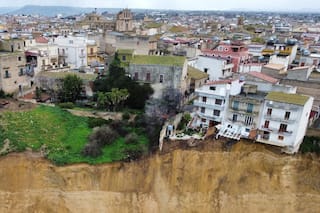Alerta en Sicilia: un pueblo quedó al borde de un barranco por deslizamientos de tierra tras un ciclón