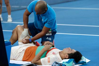 Nishikori fue atendido, pero tuvo que retirarse ante Djokovic en los cuartos de final de Australia