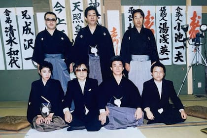 Nishimura Mako (abajo a la izquierda) con su jefe y compañeros en la yakuza en la década de 1980