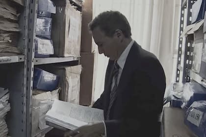 Nisman, con el expediente de la AMIA, tal como se lo muestra en el documental (Archivo)