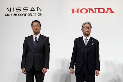 Nissan y Honda habían iniciado conversaciones para crear un holding en conjunto, pero por el momento el proyecto fue cancelado (Makoto Uchida, exdirector ejecutivo de Nissan, junto a Toshihiro Mibe, director ejecutivo de Honda)