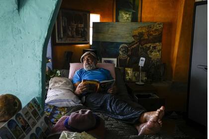 Nissim Kahlon en la cueva que construyó con sus propias manos (Foto: AP)