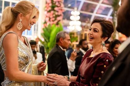 Nita Ambani, la mujer del noveno hombre más rico del mundo, saluda a Ivanka.
