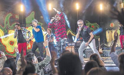 Nito, Moska, Cucho, Jorge y (detrás, con la guitarra) Diego, en unos de los momentos más intensos del show en Viña del Mar