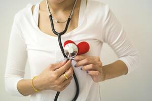 Niveles elevados de colesterol en la sangre pueden aumentar el riesgo de enfermedades cardiovasculares