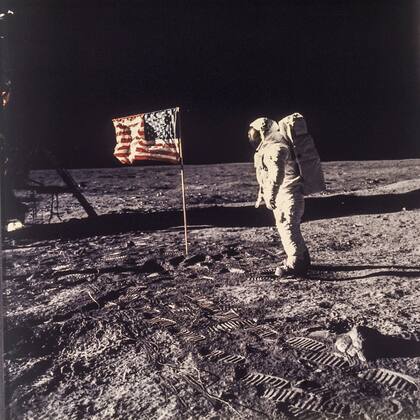 Nixon asume la presidencia y anuncia el gradual retiro de las tropas estadounidenses en Vietnam